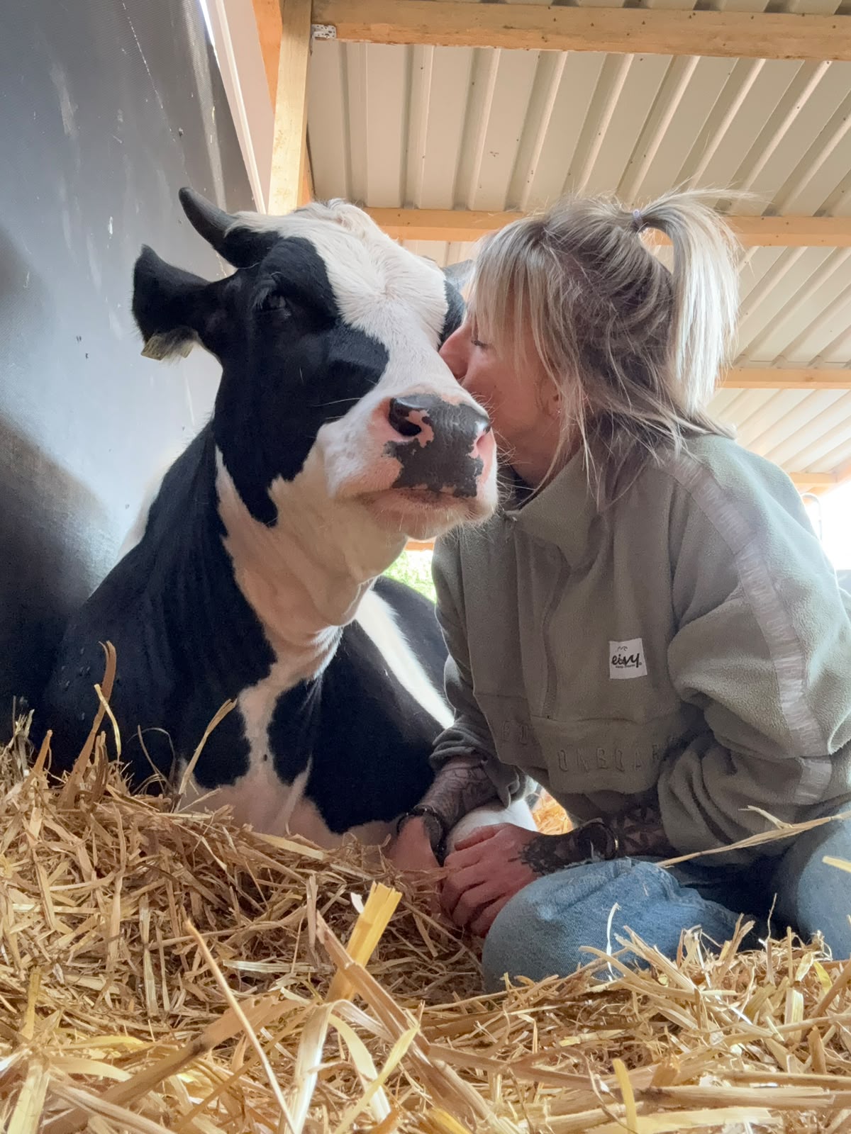 Kuh Oreo mit Tati, der Gründerin des Hofes