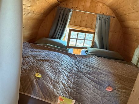 Doppelbett im Schlaffass am Fenster