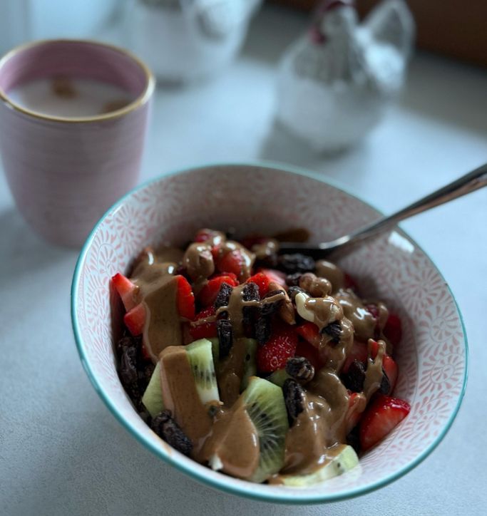 Veganes Frühstück „Vital“: pflanzliche Joghurt-Bowl mit frischen Früchten und Nüssen